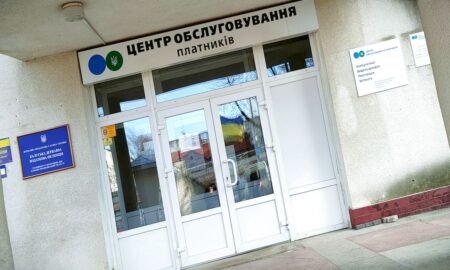 Уряд майже вдвічі збільшив оклади податківцям