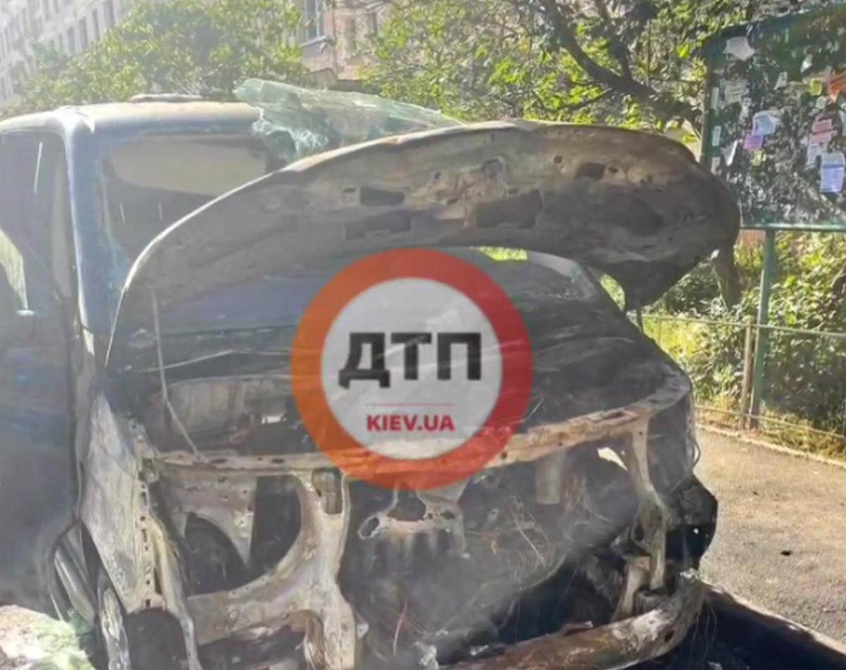 у Києві спалили автівку військового