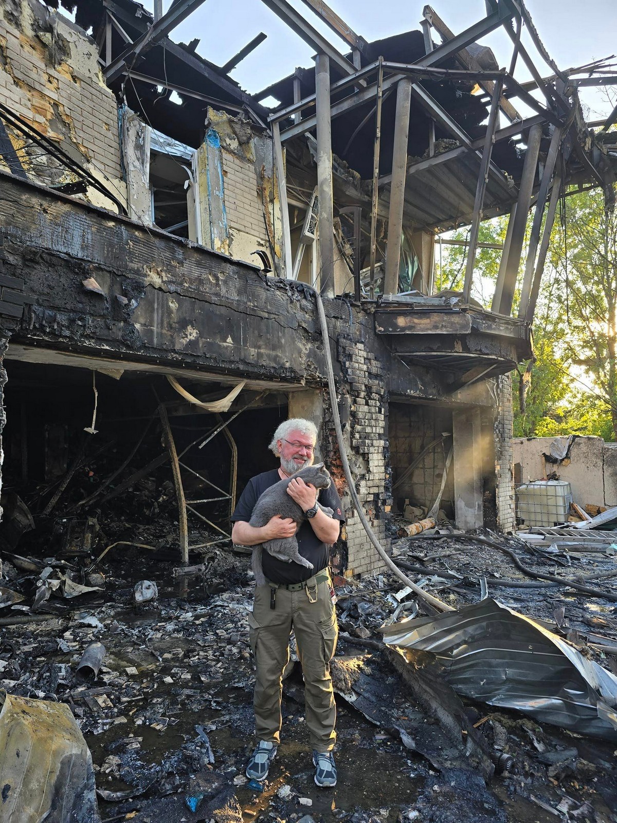 У Харкові росіяни розбомбили будинок відомого волонтера, за добу 3 загиблих і 19 поранених в області (фото)