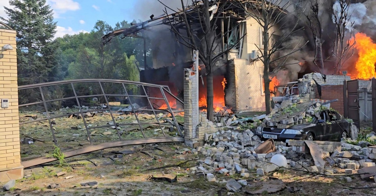 У Харкові росіяни розбомбили будинок відомого волонтера, за добу 3 загиблих і 19 поранених в області (фото)