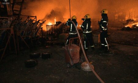 На Дніпропетровщині двічі обстріляли підстанцію: поранено рятувальника