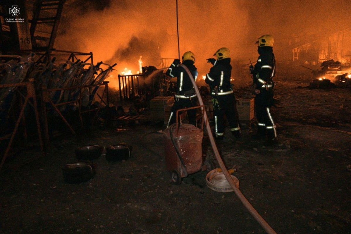 На Дніпропетровщині двічі обстріляли підстанцію: поранено рятувальника