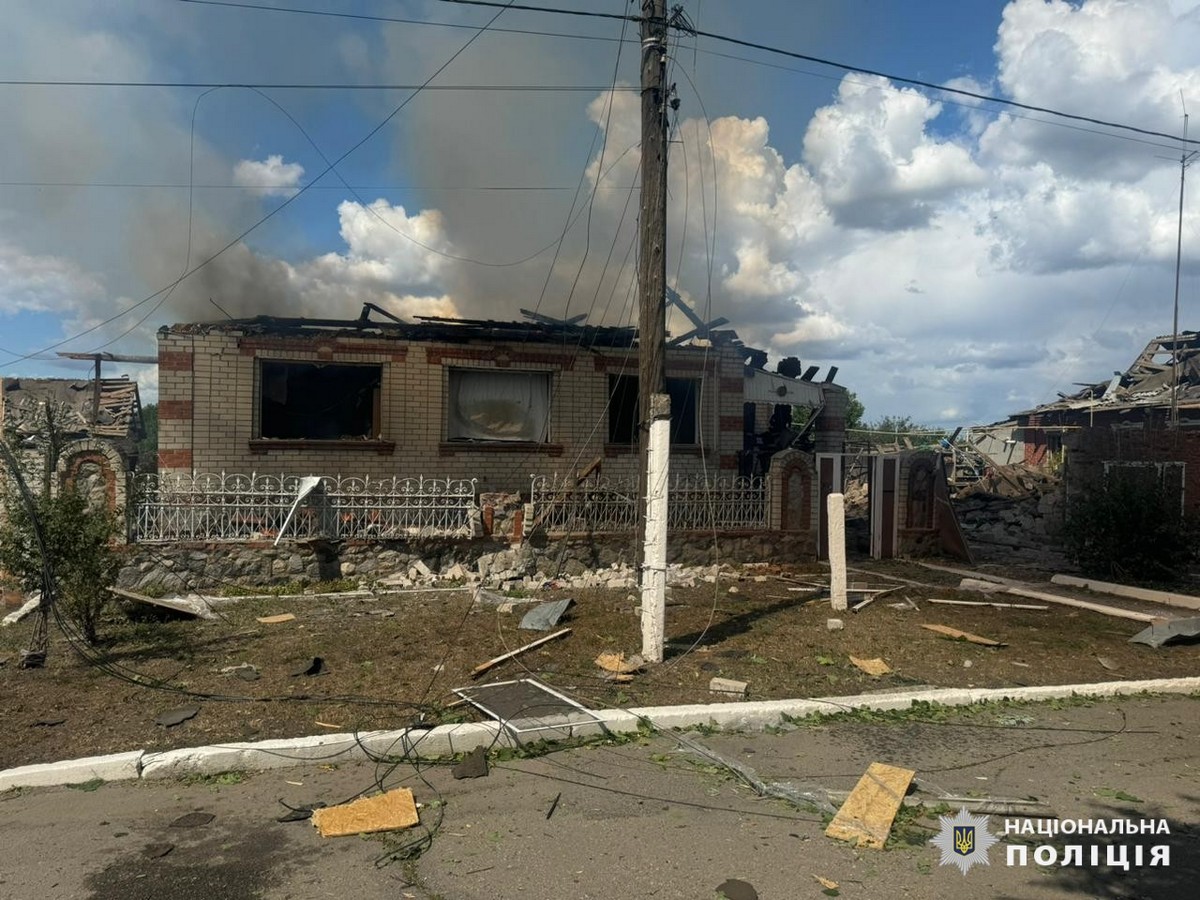 Окупанти скинули дві бомби на Золочів: фото