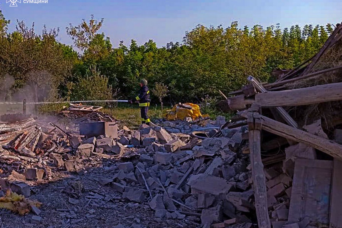 З-під завалів витягнули тіло літньої жінки: ворог вдарив по житловому сектору на Сумщині