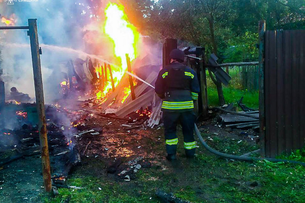 З-під завалів витягнули тіло літньої жінки: ворог вдарив по житловому сектору на Сумщині