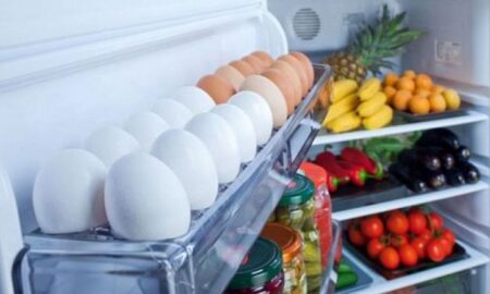 Які продукти не можна зберігати на дверцятах холодильника - перелік