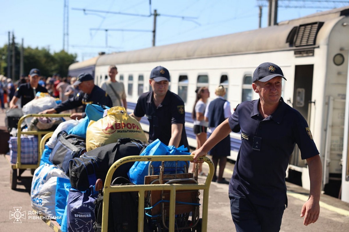 На Рівненщині зустріли 11-й евакопотяг з Донеччини: зворушливі фото від ДСНС