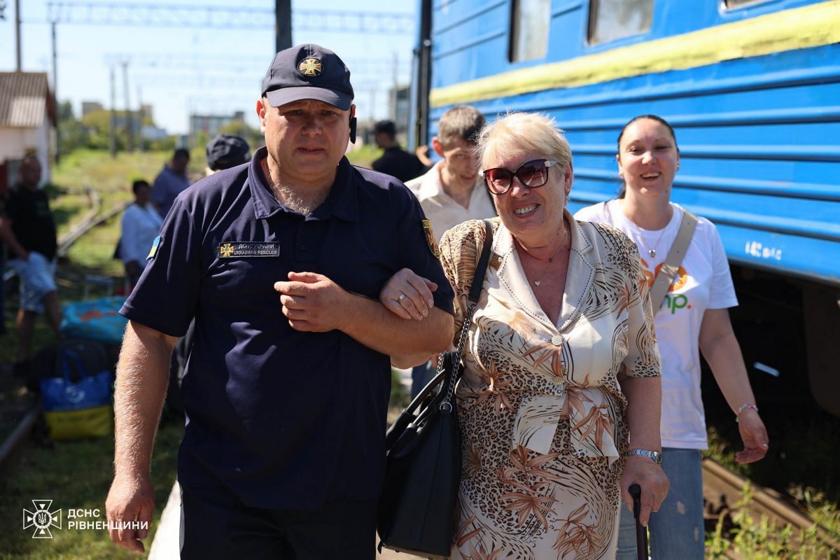 На Рівненщині зустріли 11-й евакопотяг з Донеччини: зворушливі фото від ДСНС