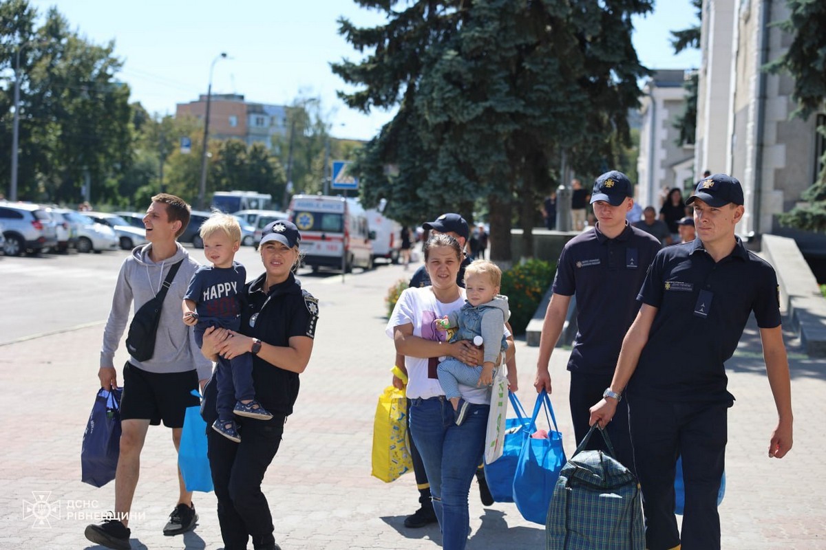 На Рівненщині зустріли 11-й евакопотяг з Донеччини: зворушливі фото від ДСНС