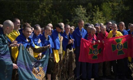 Зустріч звільнених полонених в Україні і Росії – на відео показали вражаючу різницю