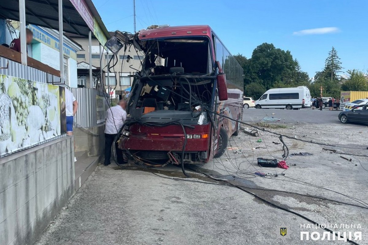 Автобус з дітьми потрапив в ДТП на Хмельниччині: 8 постраждалих