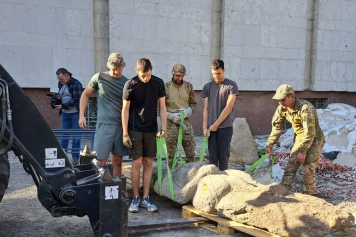 До Дніпра із Покровського району перевезли 800-річну половецьку бабу-воїна