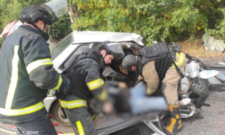 Смертельна ДТП під Покровськом: з понівеченого авто дістали тіла трьох людей (фото, відео)