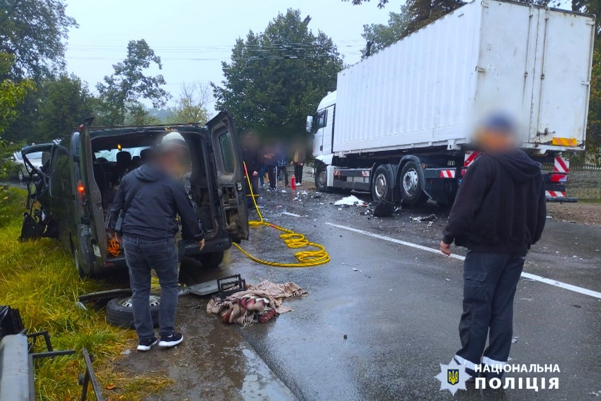 На заокругленій ділянці перетнув суцільну лінію: смертельна ДТП на Івано-Франківщині забрала 2 життя