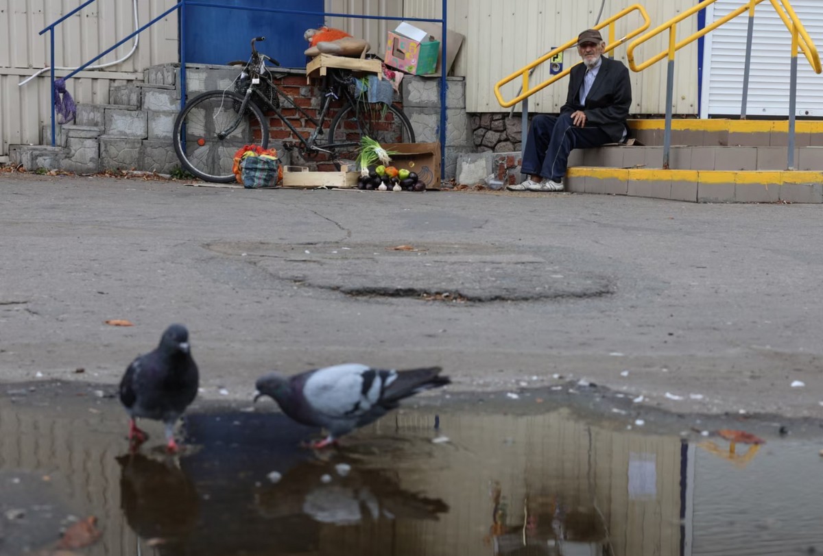 Чоловік продає сільськогосподарську продукцію з власної земельної ділянки біля зачиненого супермаркету в Покровську, який російська армія намагається захопити