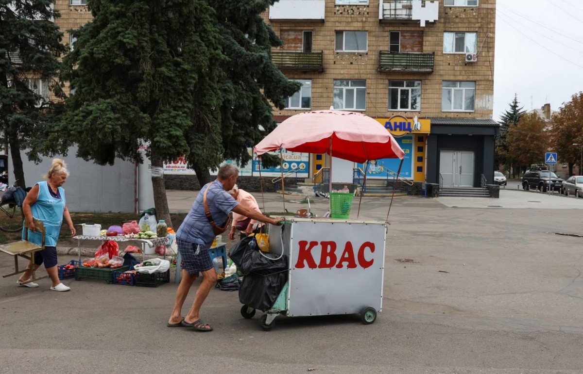 У Покровську незабаром розпочнеться комендантська година, вона тут з 15:00 до 11:00 години наступної доби: місцевий підприємець забирає лоток із «Квасом»