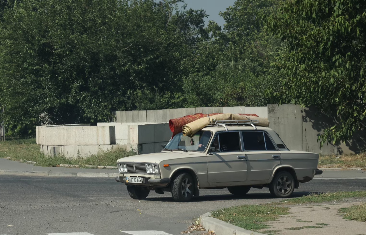 На вулицях міста – військова техніка і ще – радянські автомобілі із хатніми «скарбами», які люди намагаються врятувати