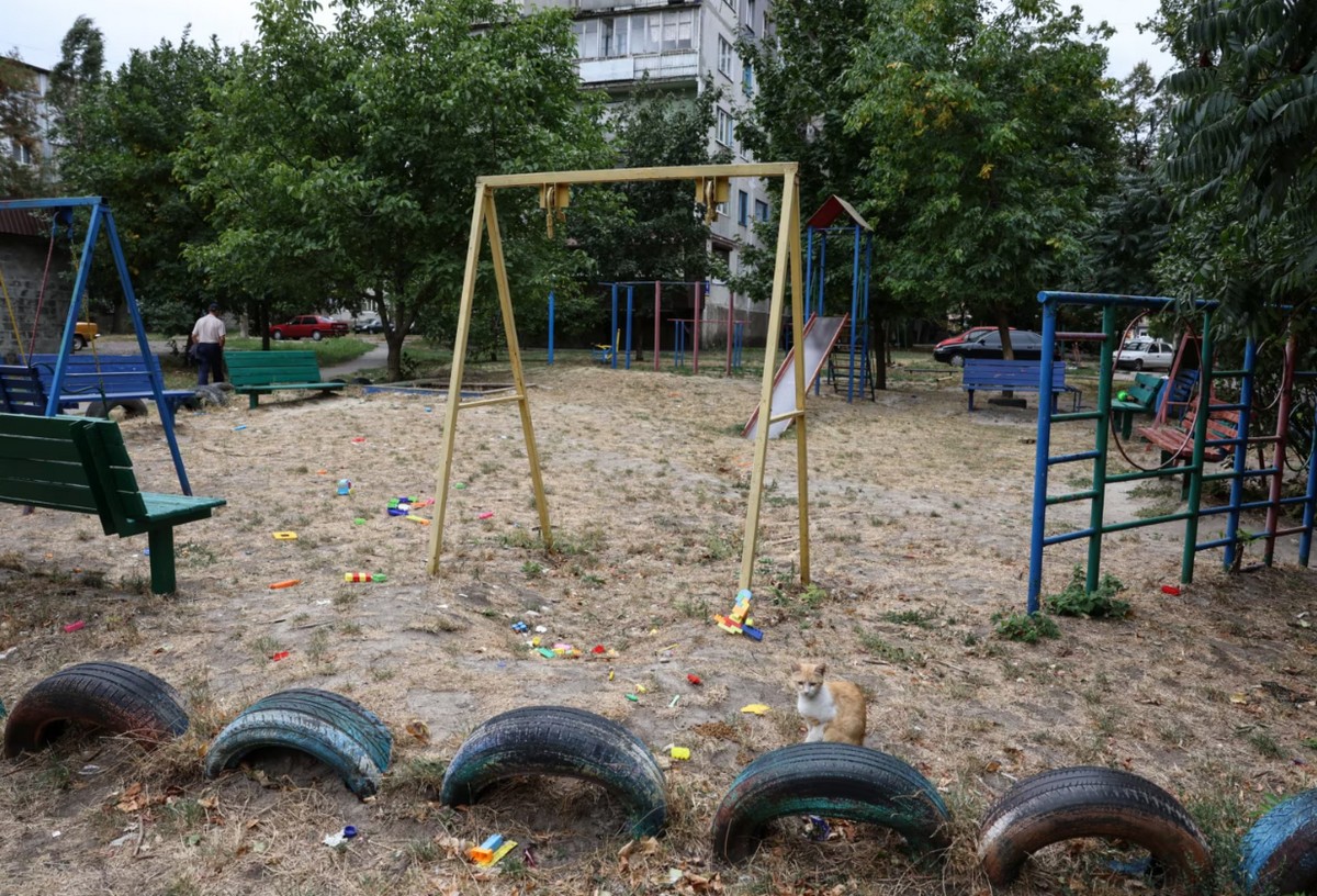 Дитячі майданчики, на яких вже ніхто не грається. На них можна побачити тільки кинуті дитячі іграшки, бездомних котів і літніх людей