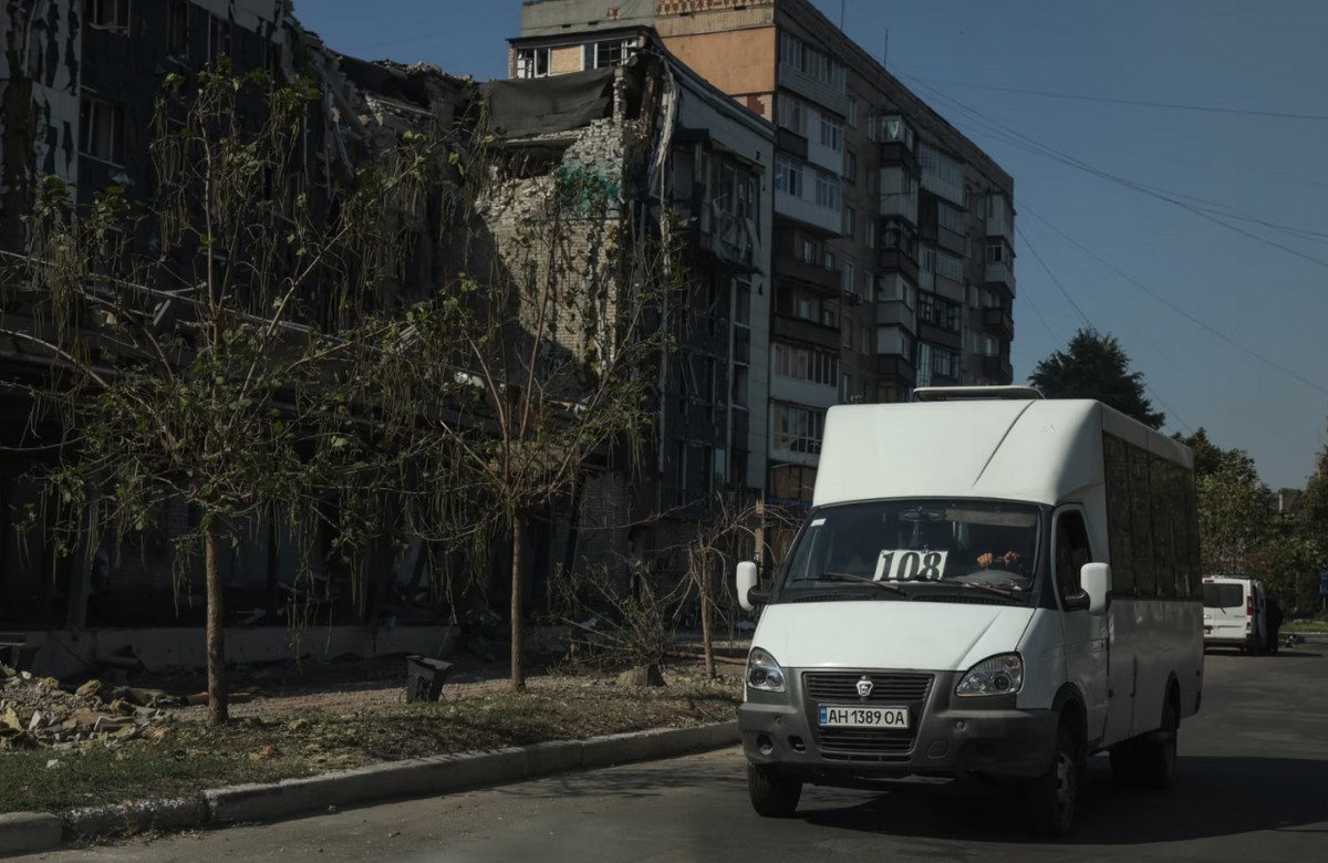 Декілька годин на день їздять маршрутні таксі. У місті зруйновані три основних мости