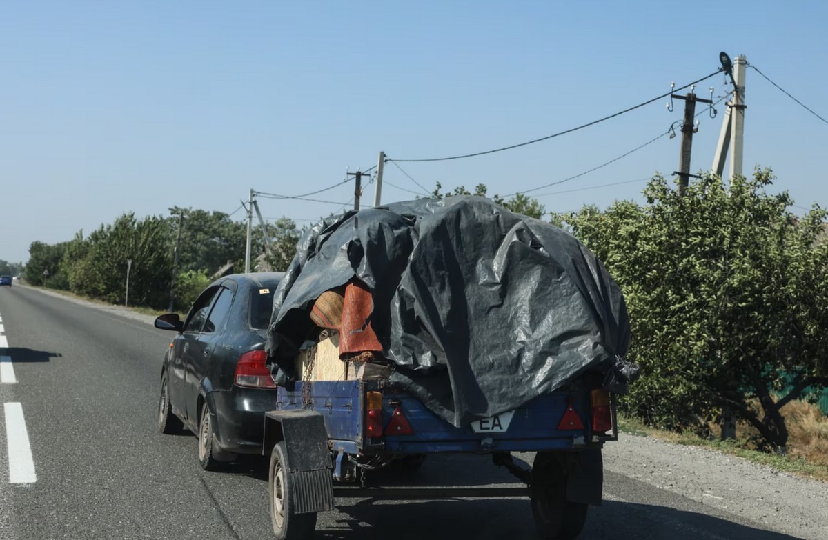 Місцеві жителі продовжують виїжджати, на дорогах з міста багато автівок із причепами, в яких люди вивозять свої речі