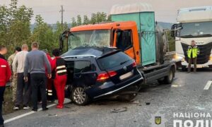 Легковик зіткнувся з двома вантажівками: смертельна ДТП на Львівщині сьогодні