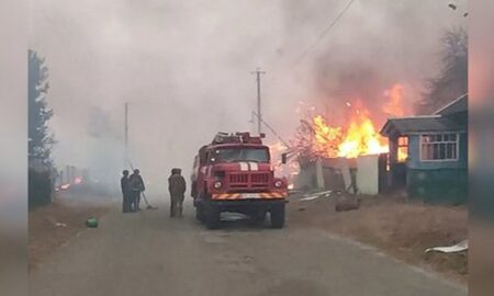 На Чернігівщині поліцейські спільно з громадою евакуювали з палаючого прикордонного села шістьох людей. Про це розповідають «Новини України – НСН» з посиланням на Національну поліцію України. «Ворог вкотре завдав численних ударів по Семенівській громаді Новгород-Сіверського району. Внаслідок обстрілу у прикордонному селі вогнем пошкоджено понад 30 будівель», - повідомили у Нацполіції. Як йдеться у повідомленні, правоохоронці разом із місцевою владою допомогли знайти транспорт для перевезення майна, завантажили речі та супроводили людей на безпечну територію. Нагадаємо, російські війська протягом 15 вересня обстріляли два села у Семенівській громаді та два села на прикордонні Чернігівщини. Щоразу для допомоги громадянам на місця влучань негайно прибувають поліція та рятувальники: разом з місцевими мешканцями гасять пожежі, а також пропонують евакуацію. Опинившись в епіцентрі лиха, люди все частіше погоджуються на переїзд у безпечніші місця. Цього разу з проханням про евакуацію до поліції звернулося шість місцевих мешканців, переважно літнього віку. Як повідомлялося раніше, російські війська протягом 15 вересня обстріляли два села у Семенівській громаді та два села на прикордонні Чернігівщини. На Чернігівщині поліцейські спільно з громадою евакуювали з палаючого прикордонного села шістьох людей. Про це розповідають «Новини України – НСН» з посиланням на Національну поліцію України. «Ворог вкотре завдав численних ударів по Семенівській громаді Новгород-Сіверського району. Внаслідок обстрілу у прикордонному селі вогнем пошкоджено понад 30 будівель», - повідомили у Нацполіції. Як йдеться у повідомленні, правоохоронці разом із місцевою владою допомогли знайти транспорт для перевезення майна, завантажили речі та супроводили людей на безпечну територію. Нагадаємо, російські війська протягом 15 вересня обстріляли два села у Семенівській громаді та два села на прикордонні Чернігівщини. Щоразу для допомоги громадянам на місця влучань негайно прибувають поліція та рятувальники: разом з місцевими мешканцями гасять пожежі, а також пропонують евакуацію. Опинившись в епіцентрі лиха, люди все частіше погоджуються на переїзд у безпечніші місця. Цього разу з проханням про евакуацію до поліції звернулося шість місцевих мешканців, переважно літнього віку. Як повідомлялося раніше, російські війська протягом 15 вересня обстріляли два села у Семенівській громаді та два села на прикордонні Чернігівщини