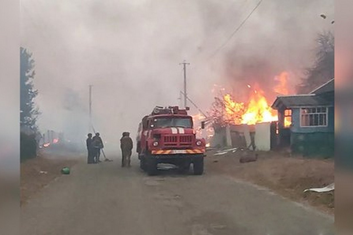 На Чернігівщині поліцейські спільно з громадою евакуювали з палаючого прикордонного села шістьох людей. Про це розповідають «Новини України – НСН» з посиланням на Національну поліцію України. «Ворог вкотре завдав численних ударів по Семенівській громаді Новгород-Сіверського району. Внаслідок обстрілу у прикордонному селі вогнем пошкоджено понад 30 будівель», - повідомили у Нацполіції. Як йдеться у повідомленні, правоохоронці разом із місцевою владою допомогли знайти транспорт для перевезення майна, завантажили речі та супроводили людей на безпечну територію. Нагадаємо, російські війська протягом 15 вересня обстріляли два села у Семенівській громаді та два села на прикордонні Чернігівщини. Щоразу для допомоги громадянам на місця влучань негайно прибувають поліція та рятувальники: разом з місцевими мешканцями гасять пожежі, а також пропонують евакуацію. Опинившись в епіцентрі лиха, люди все частіше погоджуються на переїзд у безпечніші місця. Цього разу з проханням про евакуацію до поліції звернулося шість місцевих мешканців, переважно літнього віку. Як повідомлялося раніше, російські війська протягом 15 вересня обстріляли два села у Семенівській громаді та два села на прикордонні Чернігівщини. На Чернігівщині поліцейські спільно з громадою евакуювали з палаючого прикордонного села шістьох людей. Про це розповідають «Новини України – НСН» з посиланням на Національну поліцію України. «Ворог вкотре завдав численних ударів по Семенівській громаді Новгород-Сіверського району. Внаслідок обстрілу у прикордонному селі вогнем пошкоджено понад 30 будівель», - повідомили у Нацполіції. Як йдеться у повідомленні, правоохоронці разом із місцевою владою допомогли знайти транспорт для перевезення майна, завантажили речі та супроводили людей на безпечну територію. Нагадаємо, російські війська протягом 15 вересня обстріляли два села у Семенівській громаді та два села на прикордонні Чернігівщини. Щоразу для допомоги громадянам на місця влучань негайно прибувають поліція та рятувальники: разом з місцевими мешканцями гасять пожежі, а також пропонують евакуацію. Опинившись в епіцентрі лиха, люди все частіше погоджуються на переїзд у безпечніші місця. Цього разу з проханням про евакуацію до поліції звернулося шість місцевих мешканців, переважно літнього віку. Як повідомлялося раніше, російські війська протягом 15 вересня обстріляли два села у Семенівській громаді та два села на прикордонні Чернігівщини