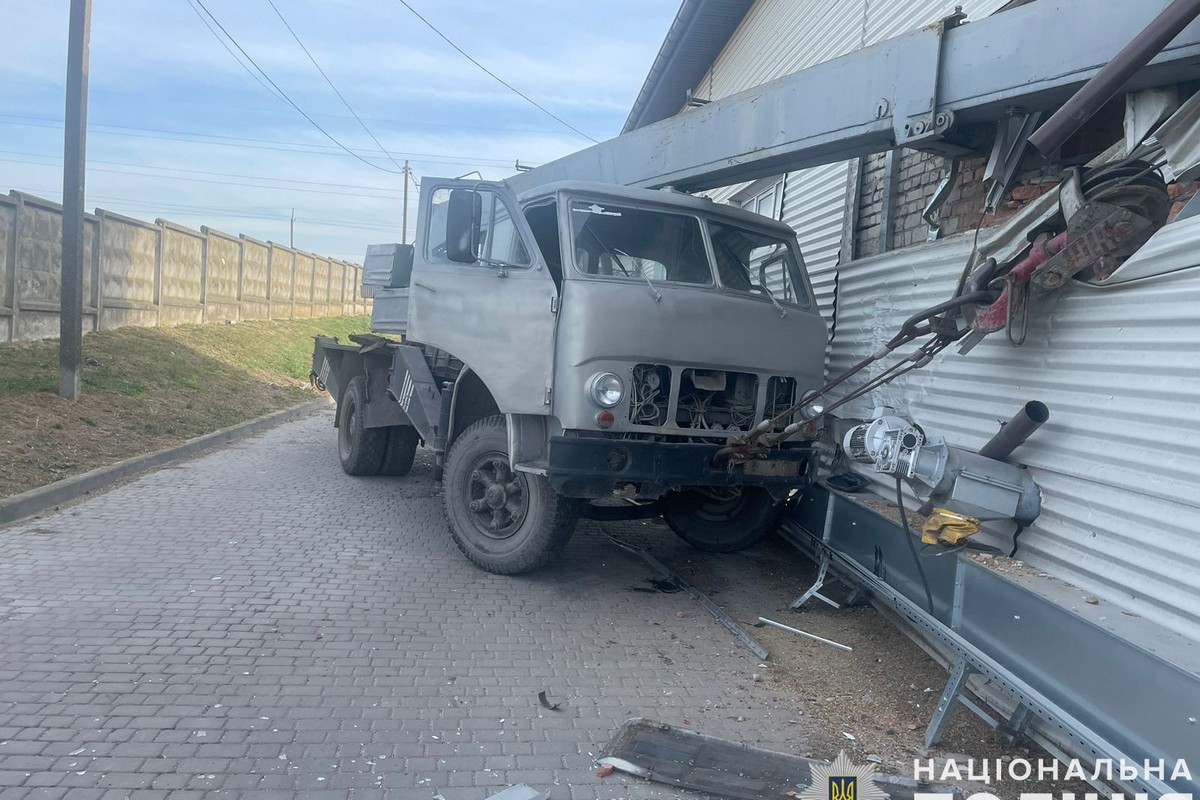 На Львівщині водія переїхав власний автокран, який почав рух самостійно (фото)