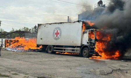 Росіяни вдарили по машинах гуманітарної місії МКЧХ на Донеччині – 3 людини загинули, є поранені