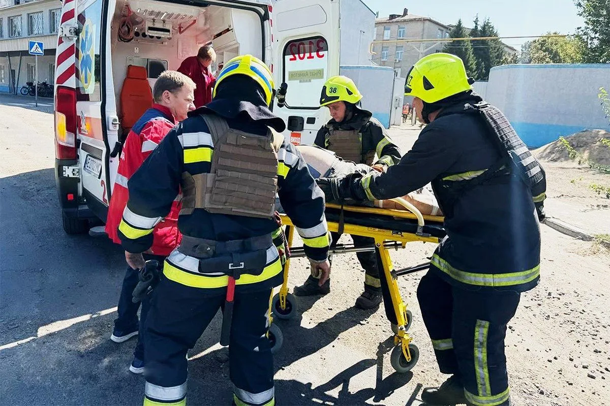 Удар по Павлограду на Дніпропетровщині балістикою – є загиблий, кількість постраждалих зростає: що відомо (фото)