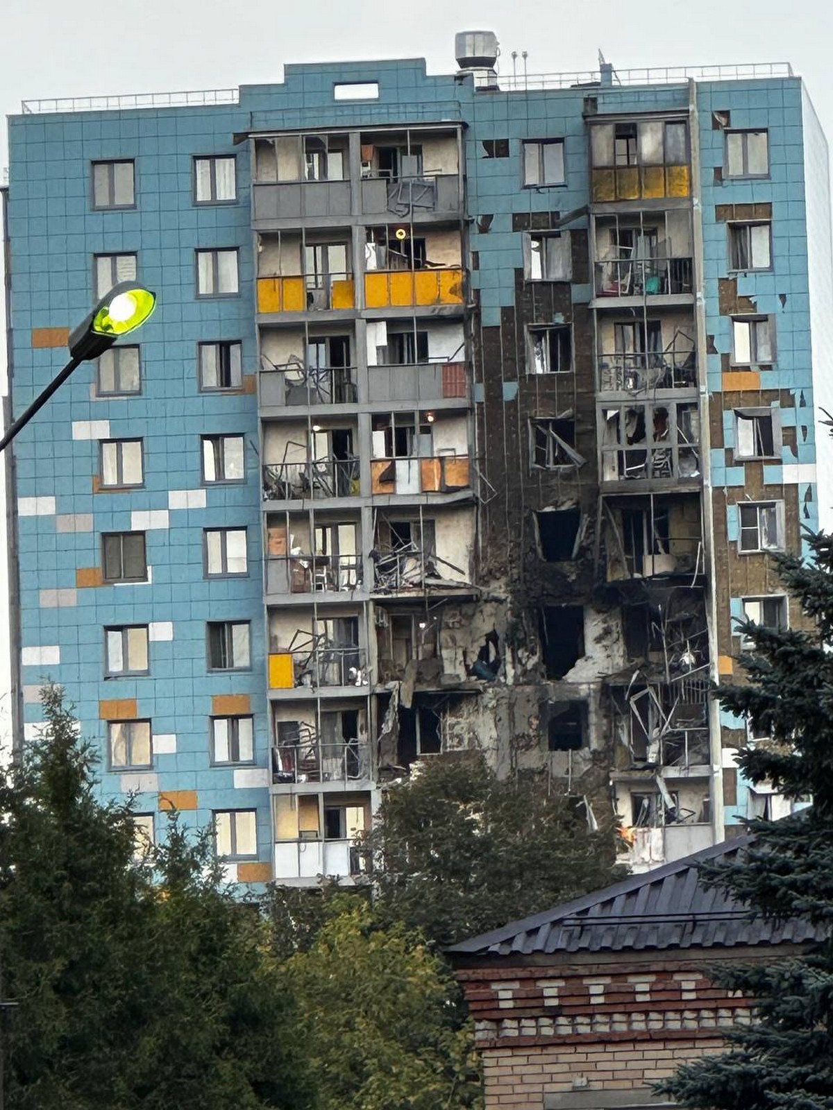 Верещали і знімали палаючі будинки: Підмосков’я і ще 8 регіонів Росії масовано атаковано дронами (відео)