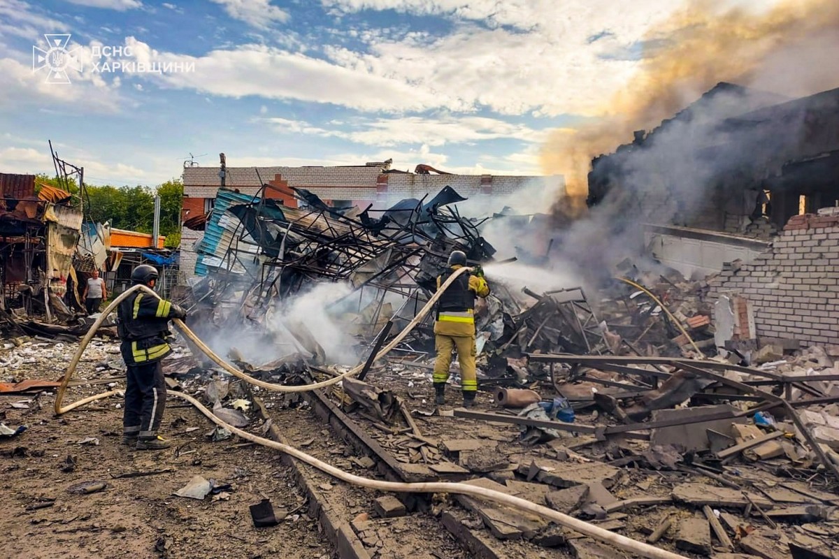 На Харківщині добу не могли ліквідувати пожежу після авіаудару: фото