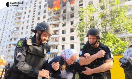 Росіяни вдарили по багатоповерхівці у Харкові: виникла пожежа, десятки постраждалих – що відомо (фото)