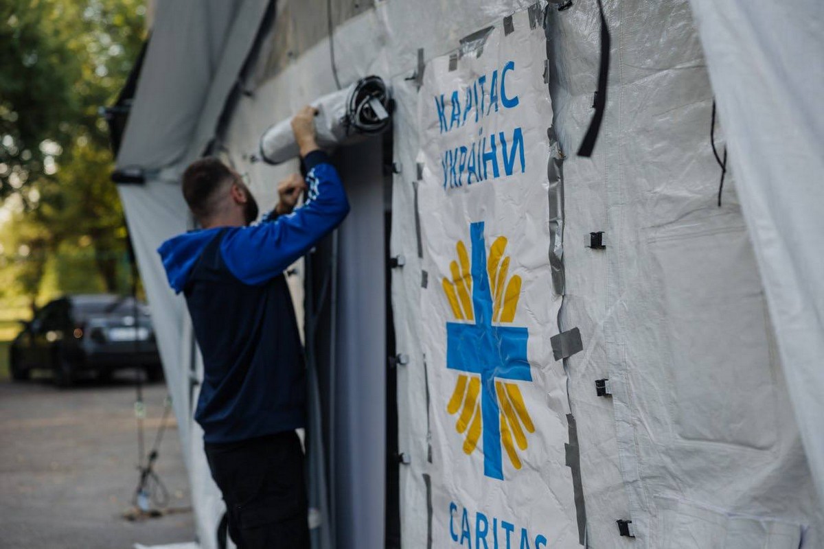 Як Дніпропетровщина зустрічає евакуйованих з Донеччини у транзитному евакопункті: фото