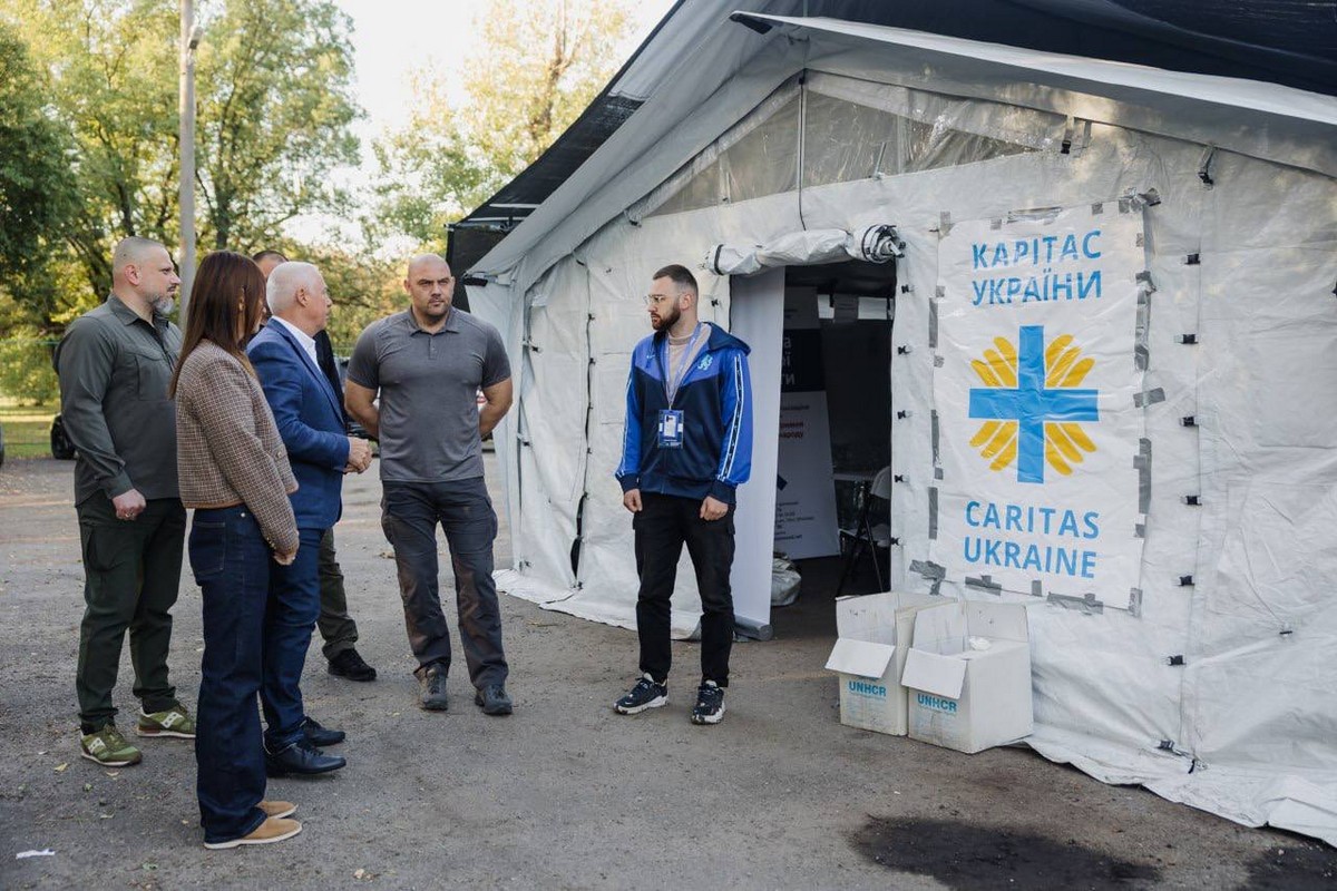 Як Дніпропетровщина зустрічає евакуйованих з Донеччини у транзитному евакопункті: фото