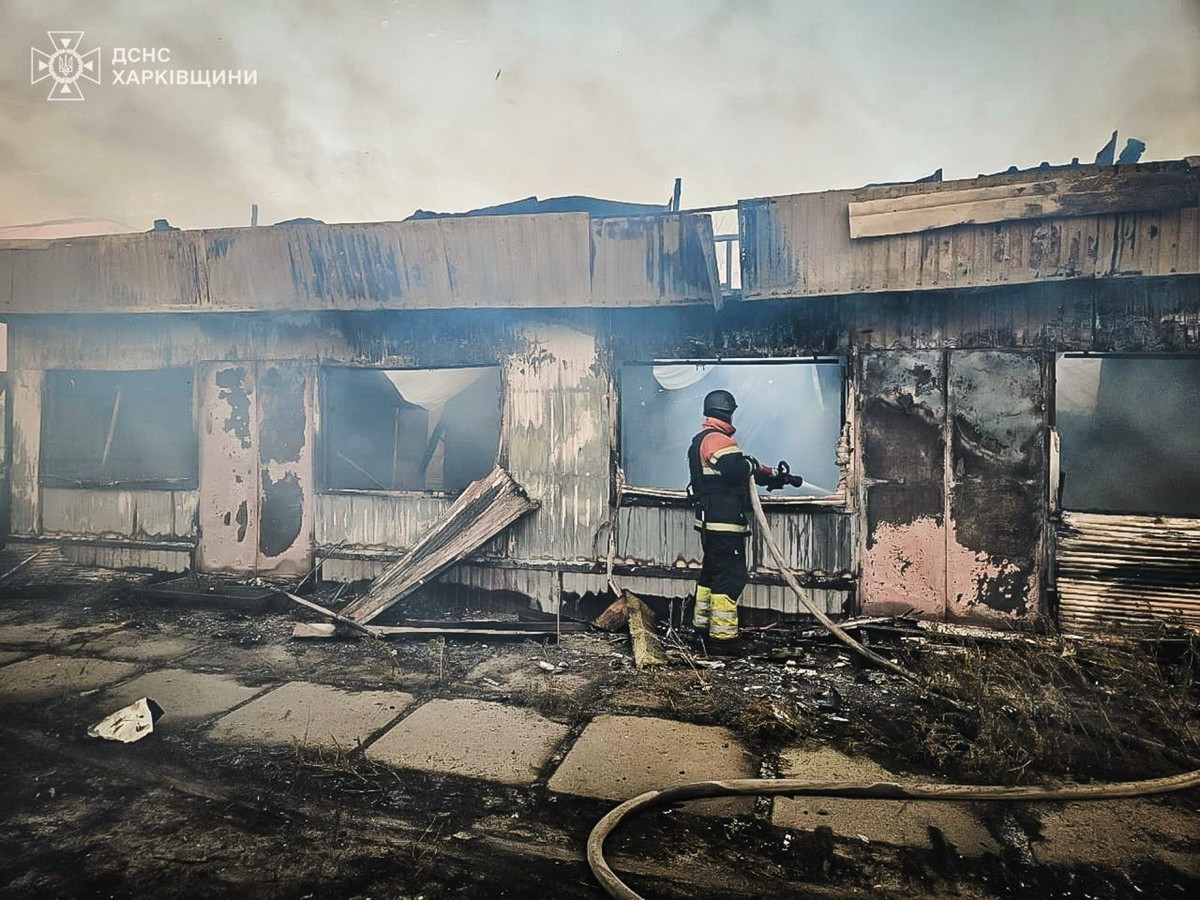 Окупанти вдарили по прикордонному селищу на Харківщині: загнули люди і є поранені