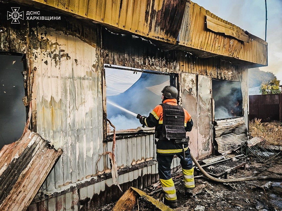 Окупанти вдарили по прикордонному селищу на Харківщині: загнули люди і є поранені