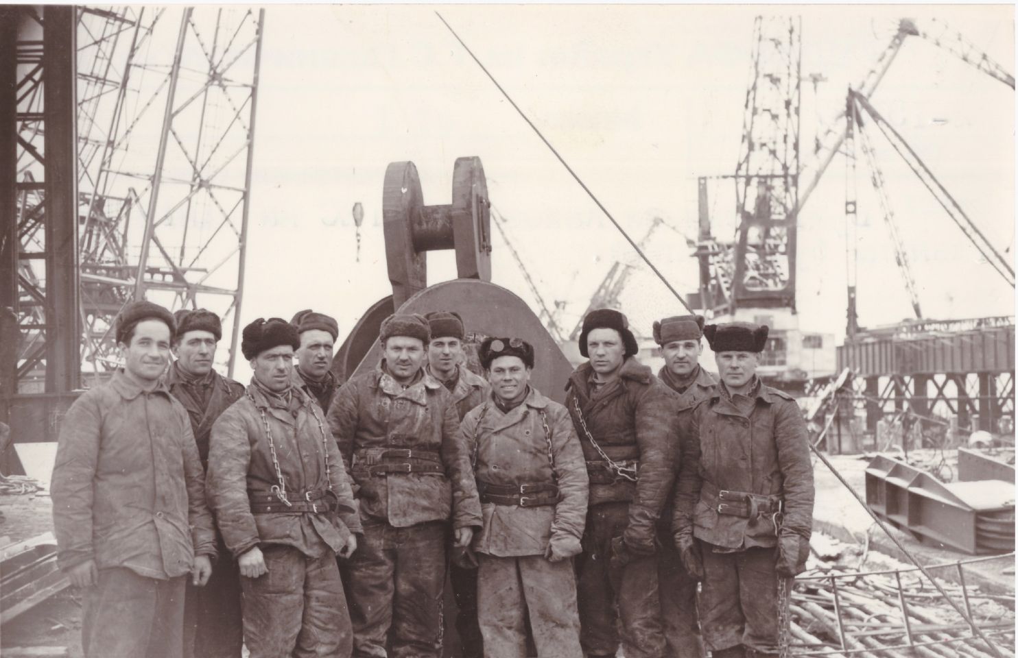 Група будівельників Каховської ГЕС. Херсонська обл., квітень 1955 р.