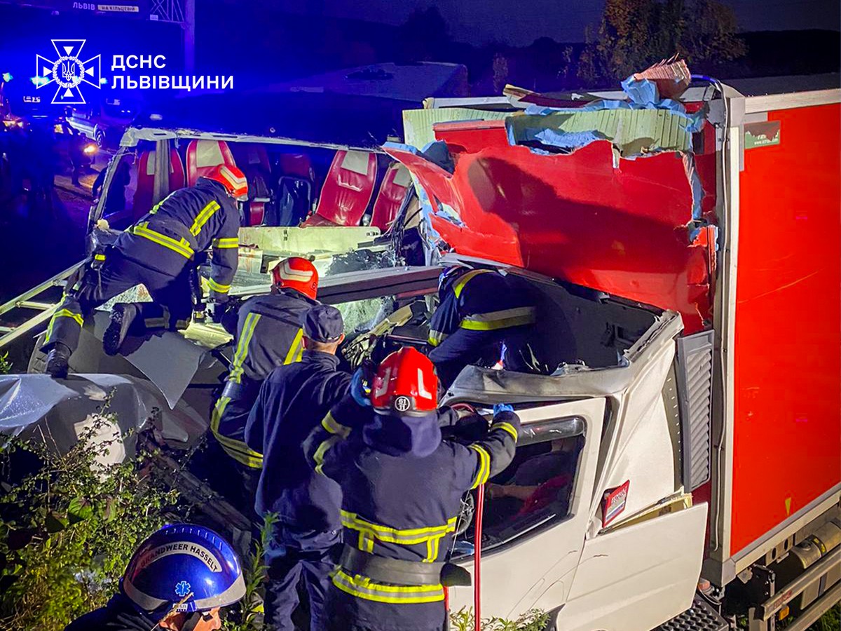 Рятувальники Львівщини ліквідували наслідки жахливої автотрощі.
У ДСНС інформують , що сьогодні, 11 жовтня о 06:34 рятувальники отримали повідомлення про ДТП на обʼїзній Львова, в районі села Чишки.
На момент прибуття рятувальників до місця події з'ясувалось, що ДТП трапилось за участі автобуса, двох вантажівок та легкового автомобіля.
У транспортних засобах знаходились затиснуті люди, які потребували допомоги.
За допомогою спецінструмента рятувальники деблокували з автобуса трьох травмованих — двох пасажирів та водія, яких медики госпіталізували.
Також рятувальники деблокували ще одного загиблого водія автобуса та двох загиблих водіїв з вантажівки.
Причини та обставини ДТП з'ясовують правоохоронці.
