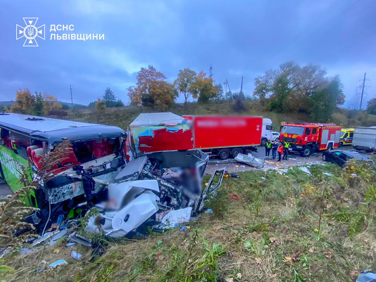 Рятувальники Львівщини ліквідували наслідки жахливої автотрощі.
У ДСНС інформують , що сьогодні, 11 жовтня о 06:34 рятувальники отримали повідомлення про ДТП на обʼїзній Львова, в районі села Чишки.
На момент прибуття рятувальників до місця події з'ясувалось, що ДТП трапилось за участі автобуса, двох вантажівок та легкового автомобіля.
У транспортних засобах знаходились затиснуті люди, які потребували допомоги.
За допомогою спецінструмента рятувальники деблокували з автобуса трьох травмованих — двох пасажирів та водія, яких медики госпіталізували.
Також рятувальники деблокували ще одного загиблого водія автобуса та двох загиблих водіїв з вантажівки.
Причини та обставини ДТП з'ясовують правоохоронці.
