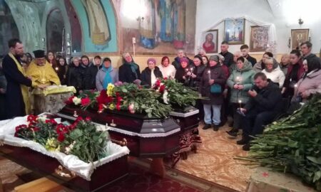 Три домовини в одній хаті: у Сумах попрощалися з убитою росією родиною