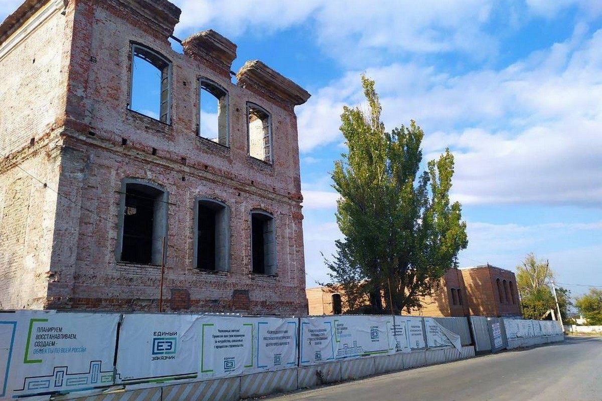 Окупанти знищили найстарішу школу Маріуполя (фото)