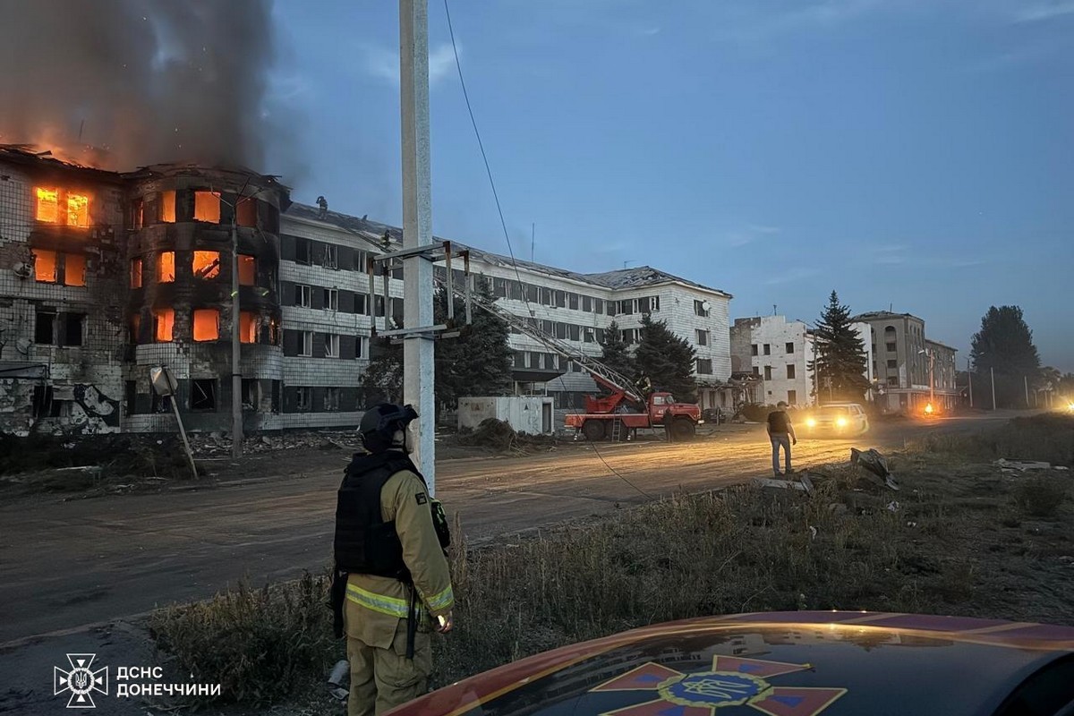 Через загрозу повторних обстрілів масштабну пожежу в Костянтинівці гасили дві доби