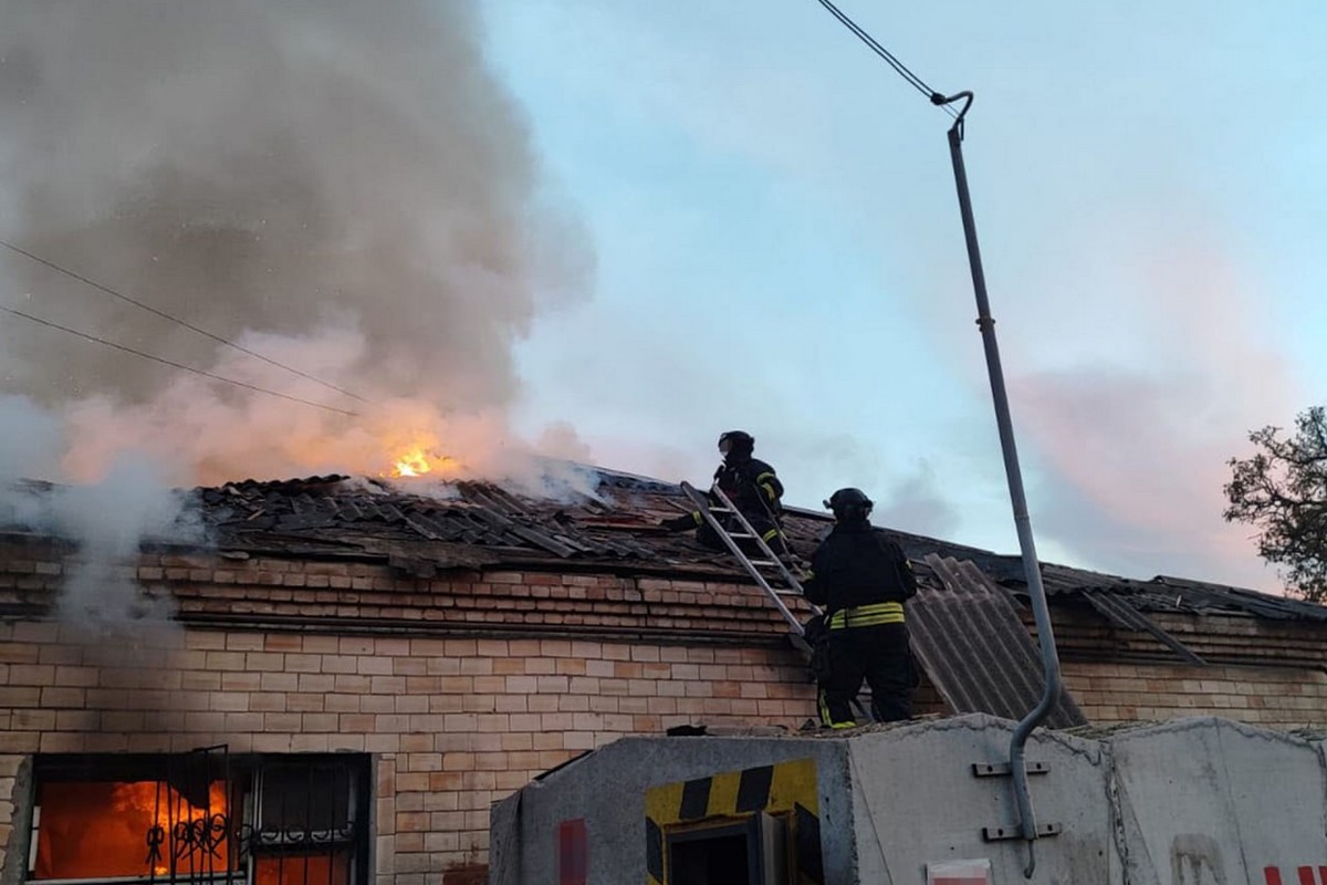 П’ятеро людей загинули на Донеччині: ворог вдарив по приміщенню пошти (фото)