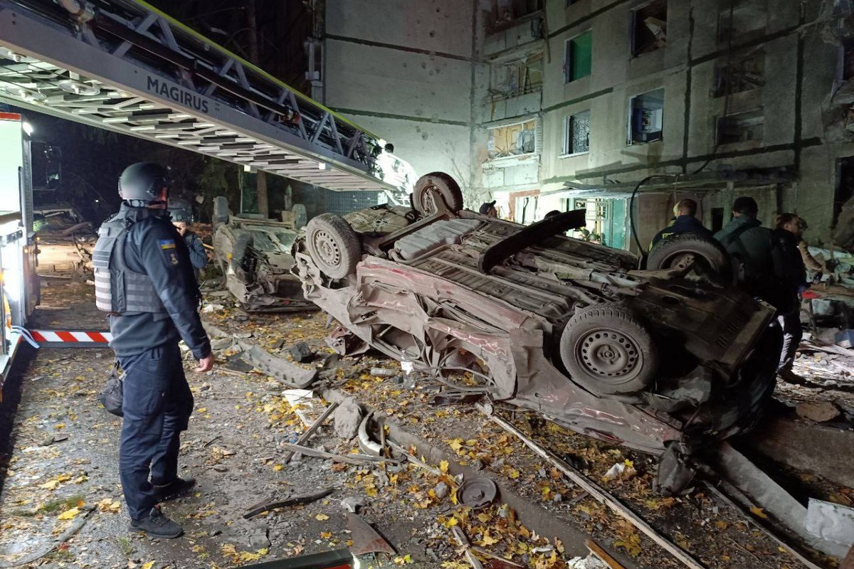 Ворог скинув бомбу на багатоповерхівку у Харкові