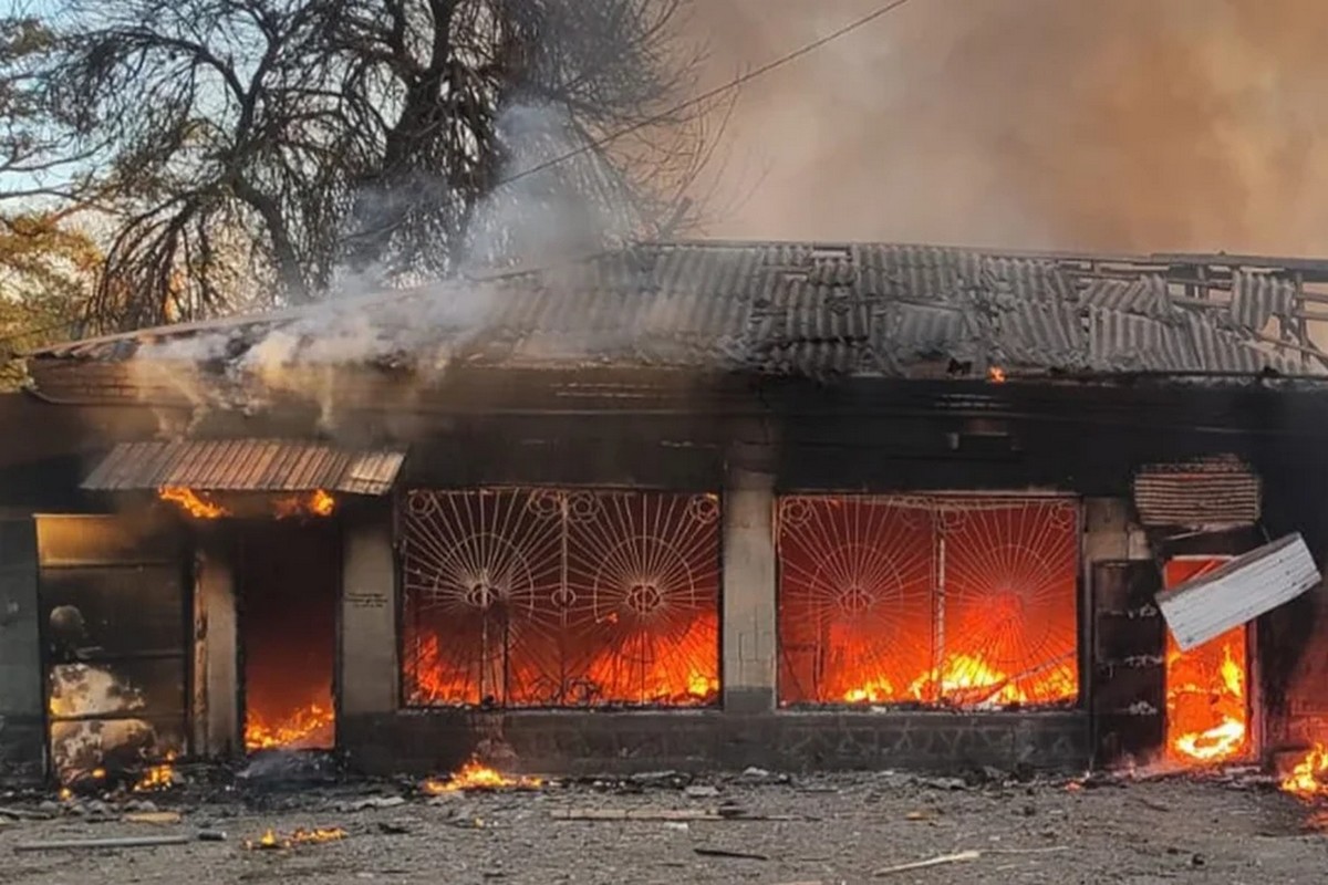 П’ятеро людей загинули на Донеччині: ворог вдарив по приміщенню пошти (фото)