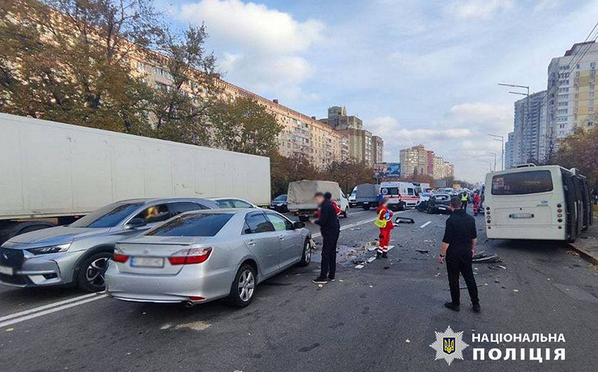 Масштабна ДТП у Києві за участю маршрутки (фото, відео)	