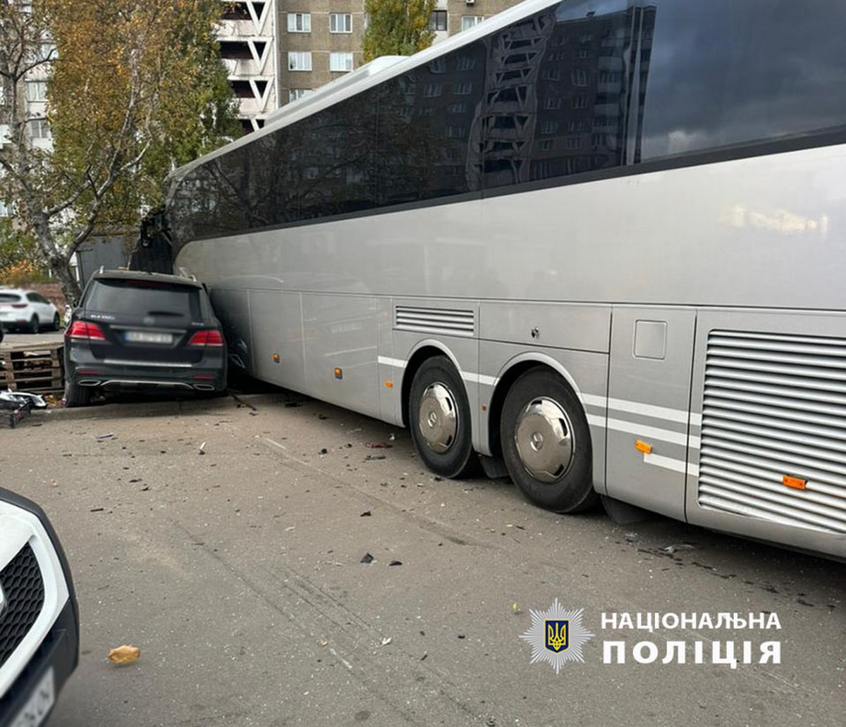 У Києві автобус вилетів на тротуар