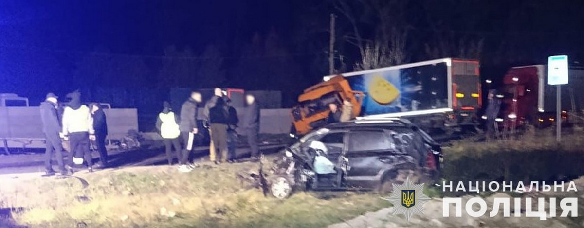 Сталася потрійна ДТП на Львівщині за участі автопоїзду: є загибла (фото, відео)