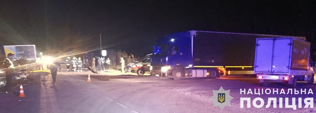 Сталася потрійна ДТП на Львівщині за участі автопоїзду: є загибла (фото, відео)